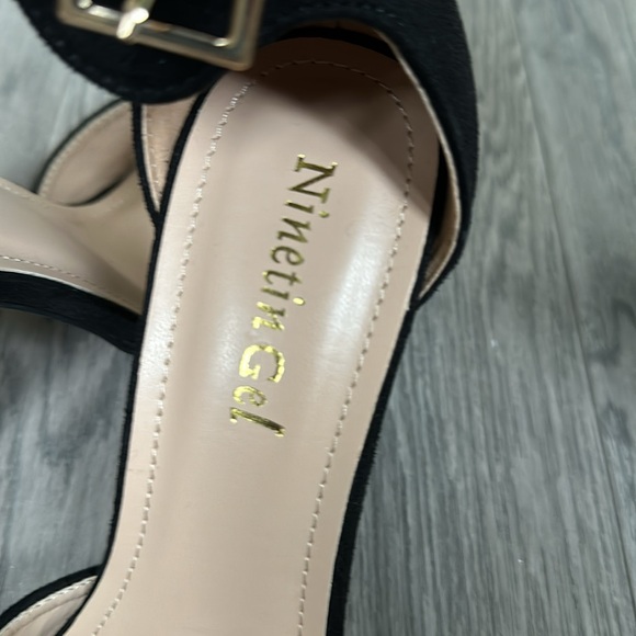 Pointed Toe Ankle Strap Suede Heels | Size 8 - Picture 9 of 11